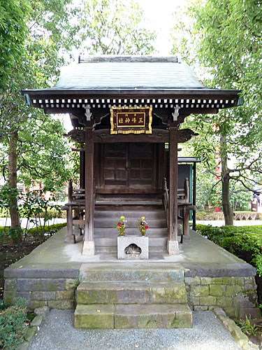 東京都　浅草寺境内　三峰神社